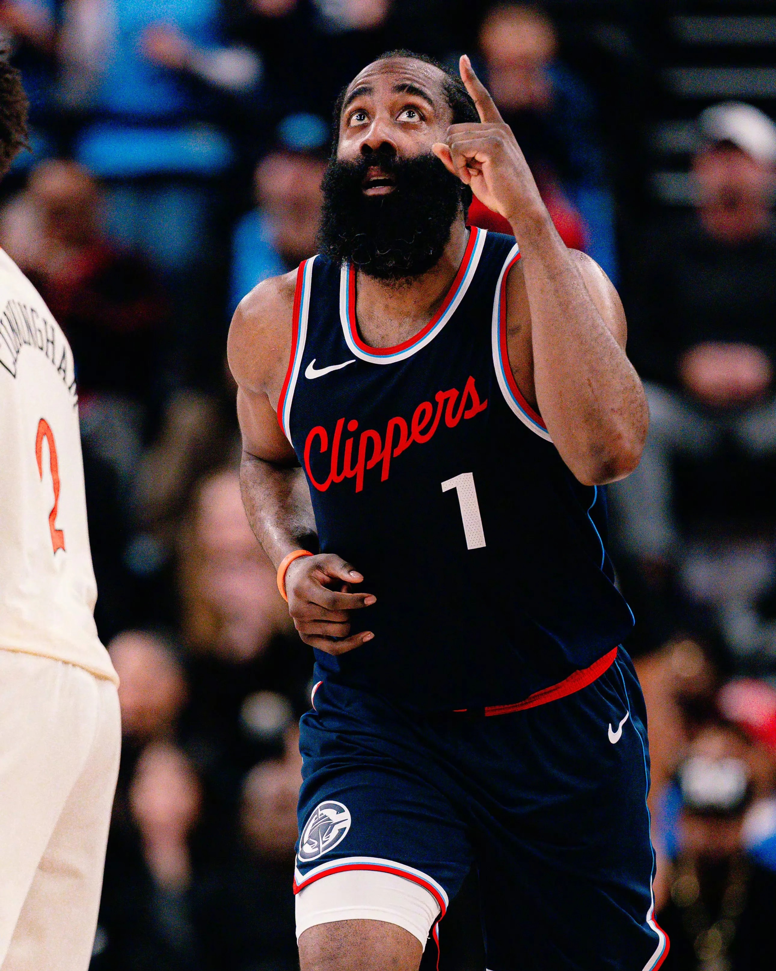 哈登在勇士比赛中比分优势明显，战术调整引发热议！