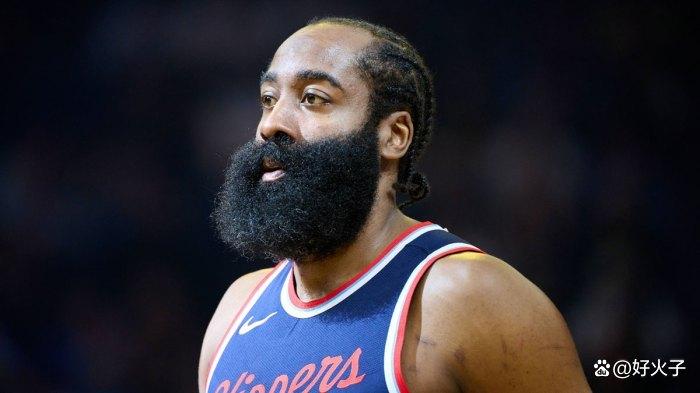 哈登在勇士比赛中比分优势明显，战术调整引发热议！